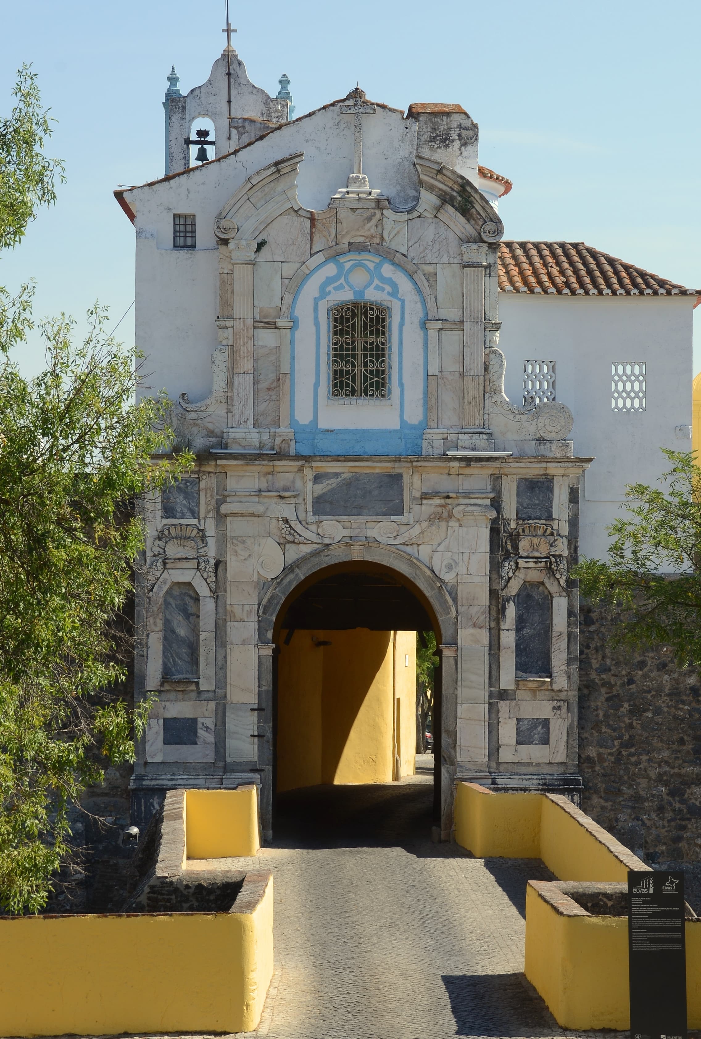 One of Elvas main entrances and the Chapel of Nossa Senhora da Conceição